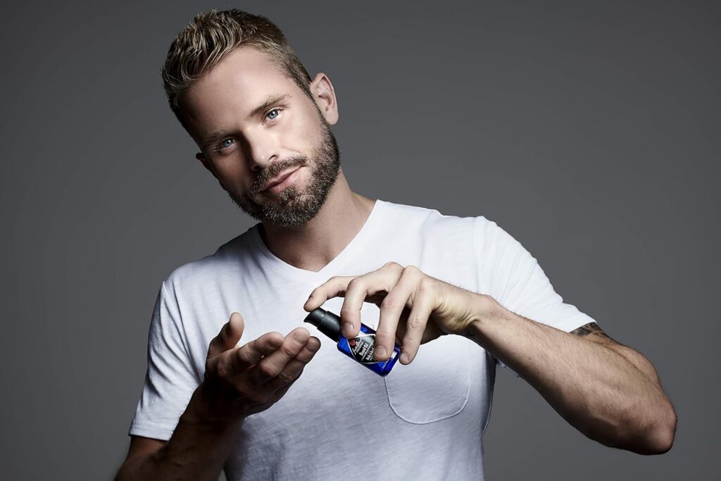Organic beard oil with sandalwood scent – grooming with natural fragrance.